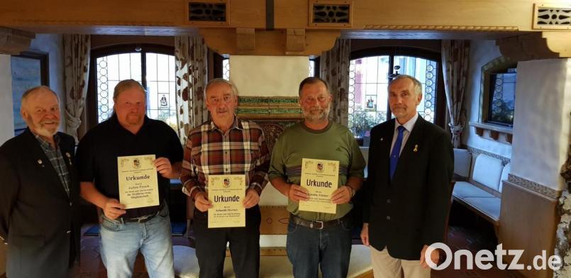Für ihre 20-jährige Treue zur Reservistenkameradschaft Edelsfeld ehrt (von links) Vorsitzender Hans-Rainer Heldrich die Jubilare Jochen Prosch, Werner Schmidt und Günter Gnahn. Auch der Kreisvorsitzende, Oberst der Reserve Bertram Gebhard (rechts), gratuliert.