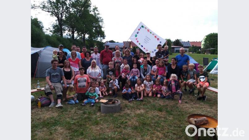 Eine fröhliche Truppe verbrachte gemeinsam zwei Tage beim Familienzelten . Bild: hme