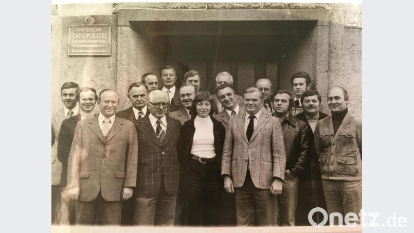 Die Kriminalpolizei in den 70ern: Im Bild die früheren Kripochefs Ludwig Detter und Anton Hecht (Sechster und Siebter von rechts), dem ehemaligen stellvertretenden Leiter Jochen König (links) und Brigitte Gürtler (Mitte), erste Kriminalbeamtin. 	Bild: exb/Archiv Polizei Bild: ca