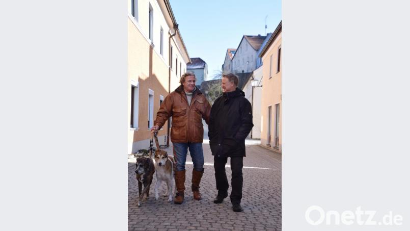 Ex-Fahnder Hans Reisky (links) mit Autor Rolf Peter Sloet in Regensburg. Bild: exb/Reisky
