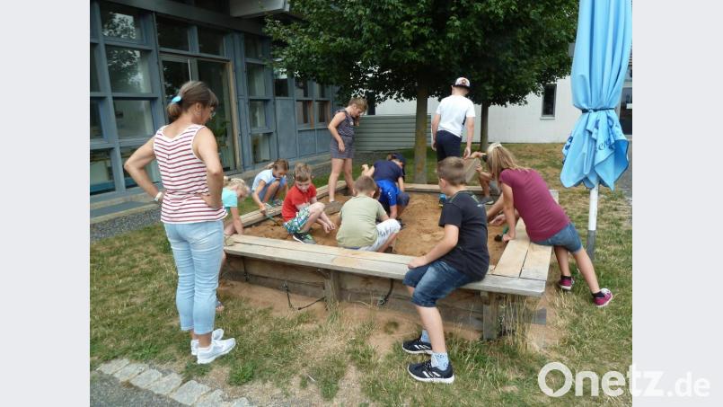Zum Abschluss dürfen die Kinder Edelsteine im Sandkasten schürfen. Bild: wrt