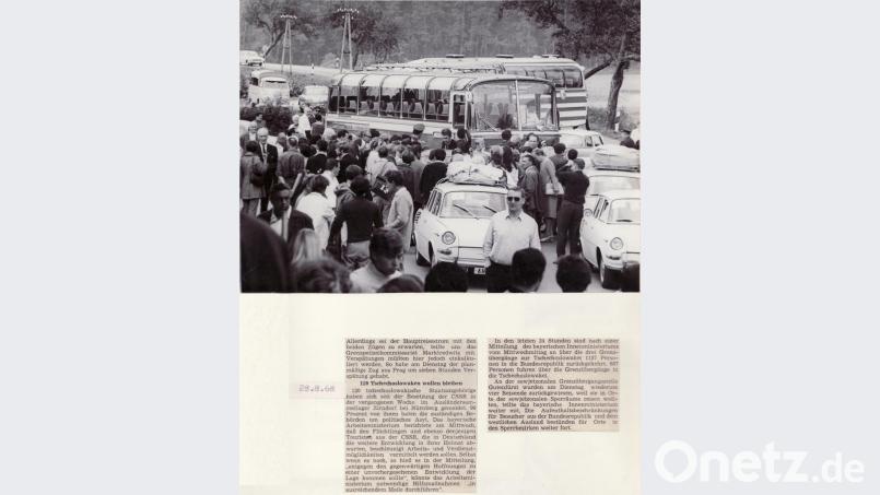 Grenzübergang Waidhaus: Gestern (27.8.68) mittag reisten fast 200 tschechische Urlauber, die in Dänemark und Schweden gewesen waren, in die CSSR zurück. Unsere Bilder zeigen den Leiter der Grenzpolizei in Waidhaus, Hans Welzel, im Gespräch mit Bengt Amann, dem Vize-Generalsekretär des Schwedischen Roten Kreuzes. Dann die wartenden Tschechen vor ihren Bussen. Außerdem ein Bild von den Tschechen am Schlagbaum.
Bilder: Hoffmannbeck, Album Welzel Bild: Bilder: Hoffmannbeck, Album Welzel