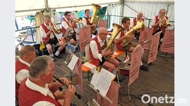 Die "Blaskapell'n Flossenbürg" sorgt am Sonntagvormittag für den guten Ton im Festzelt. Die Musikanten kümmern sich seit Jahrzehnten um das Kirchweihkonzert der Gemeinde. Bild: nm