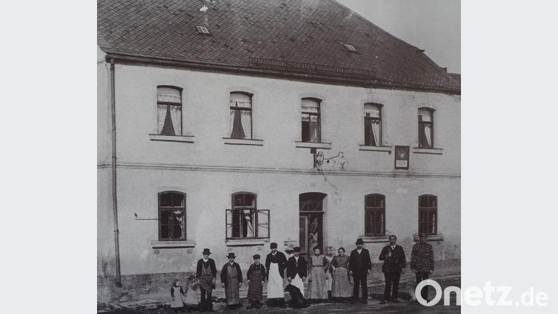 Im Anwesen am Tillyplatz 4 errichtete Joseph Hammerl 1855 eine Postexpedition. Im Jahr 1908 stellte sich die Familie Hammerl mit dem Posthalter und den Angestellten vor dem Gebäude einem Erinnerungsfoto. Bild: gz