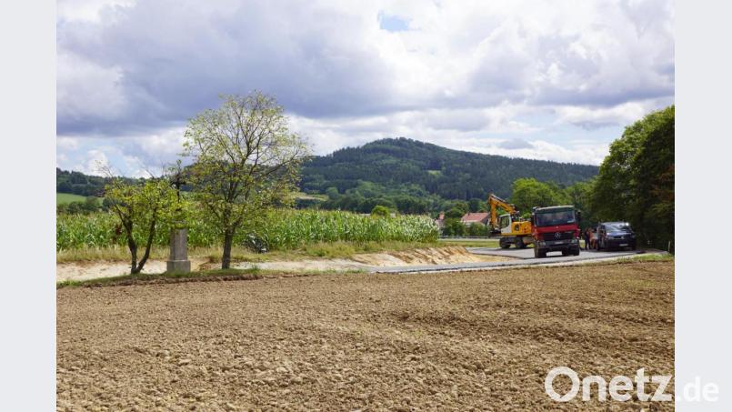 Im Hintergrund ein bisschen Zinst und der Armesberg. Das Schraml-Marterl auf der linken Seite. Bild: bkr