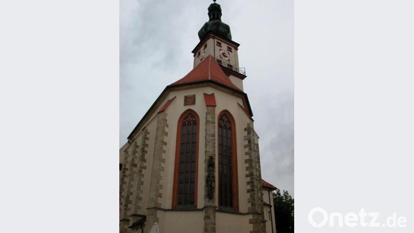 An der Außenfassade der katholischen Pfarrkirche erinnert eine lebensgroße Skulptur des böhmischen Nationalpatrons St. Wenzel an die Verbindung zu Böhmen. Archivbild: cr