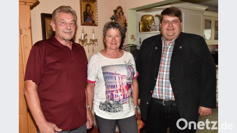 Bürgermeister Dieter Dehling (rechts) beglückwünscht Anita und Kurt Gruber zur goldenen Hochzeit. Bild: no