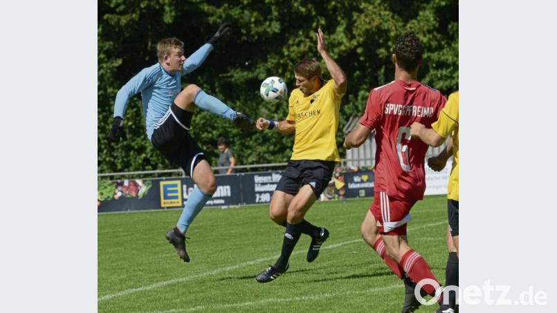 Der Pfreimder Torwart Michael Herrmann (links), klärt vor dem Burglengenfelder Matthias Gröger, rechts SpVgg-Spieler Sebastian Sebald. Nach der 0:2-Niederlage will die Bernklau-Elf beim TSV Bogen einige Fehler abstellen und die Chancen besser nutzen. Bild: ham