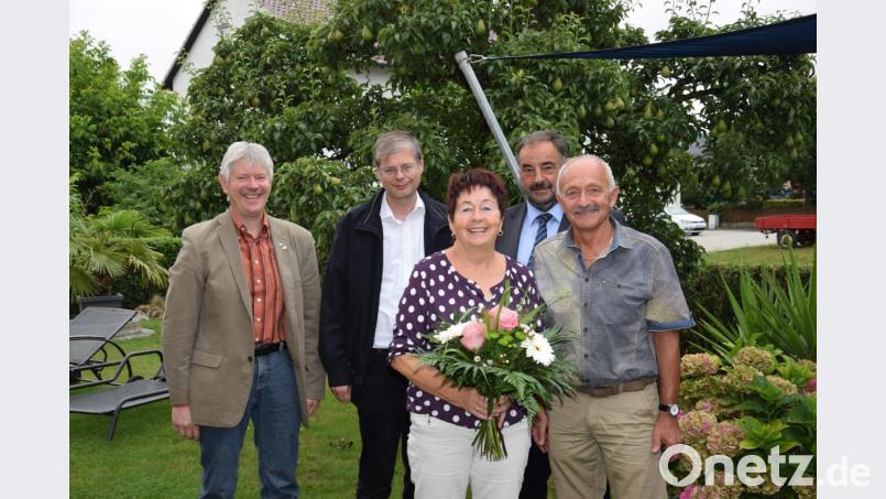 Monika (mit Blumenstrauß) und Erwin Klotz (rechts) dürfen ihren 50. Hochzeitstag feiern. Georg Kleber, Pfarrer Norbert Götz und Bürgermeister Josef Beimler (von links) gratulieren herzlichst. Bild: fla