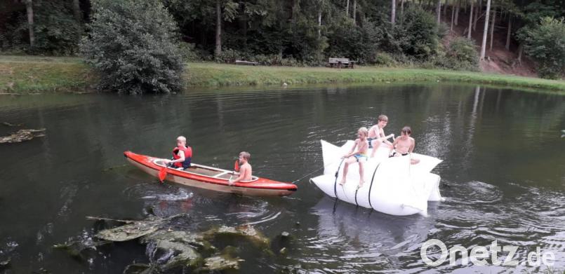 Die Nachwuchsmusiker planschen mit Begeisterung im Weiher. Bild: exb