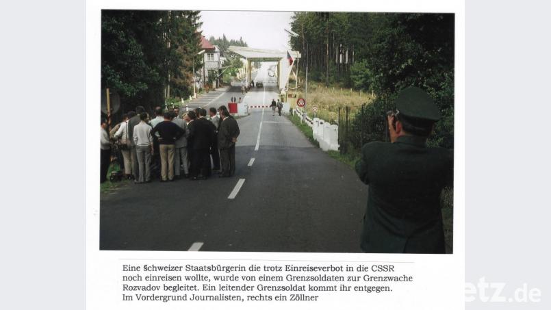 21. August 1968: Eine Schweizer Staatsbürgerin, die trotz Einreiseverbot in die CSSR noch einreisen wollte, wurde von einem Grenzsoldaten zur Grenzwache Rozvadov begleitet. Ein leitender Grenzsoldat kam ihr entgegen. Im Vordergrund Journalisten, rechts ein Zöllner. Bild: Wolfgang Scholz
