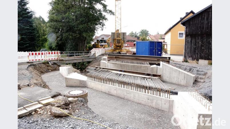 Die neu entstehende Straßenbrücke über den Flötzbach. Bild: bkr