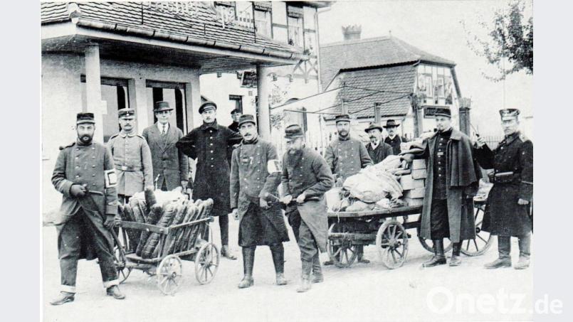 Gefangene Franzosen beim Abholen von Brot und Post in Grafenwöhr um 1915. Bild: Repro: Heimatverein Grafenwöhr.