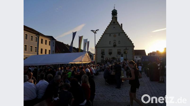 Das 45. Marktplatzfest des Musikzugs erweist sich einmal mehr als Besuchermagnet. Hirschaus Innenstadt ist eine einzige Partymeile, auf der Einheimische wie Auswärtige in Scharen bei bester Stimmung feiern. Bild: u