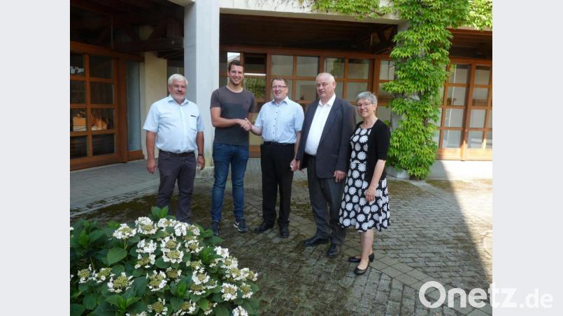 Sie freuen sich über die finanzielle Unterstützung durch die Kirwaleute (von links): Hermann Sturm (KV), Simon Wendl (Vorsitzender der Kirwagemeinschaft Ebermannsdorf), Josef Beer (Kirchenpfleger), Pfarrer Herbert Grosser und Heimatpflegerin Christine Schormüller (KV) Bild: wec