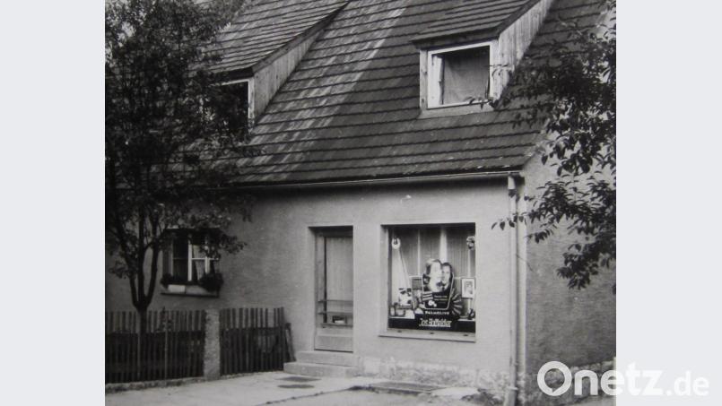 In der Schaumbergerstraße hatte der Friseur Josef Holfelder seinen Salon im eigenen kleinen Siedlungshäuschen untergebracht. Sein Werkzeug ist heute im Heimatmuseum in Altenstadt/WN zu bestaunen. Bild: Rainer Christoph