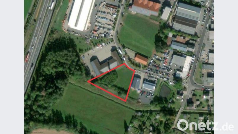 Südlich der Professor-Zintl-Straße und nördlich der Schweinenaab im Industriegebiet Pfreimter Weiher liegt das Grundstück, auf dem die R+K Projektbau 5 eine Sozialtherapeutische Einrichtung für Suchtkranke bauen will. Nachbarn sind die W&amp;P Bühnenbau (links) sowie Fliesen Kreiter (rechts). Bild: Ascherl