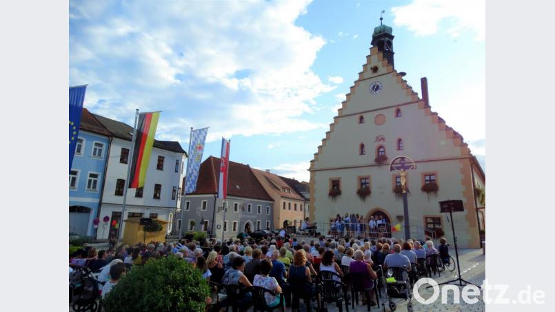 vor einem vollen Marktplatz sangen die 15 Kinder und Jugendlichen unter der Leitung von Gertrud Siegert Bild: exb