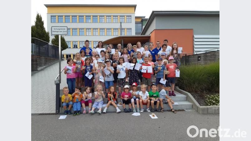 40 Kinder machten sich auf den Weg durch die Stadt und absolvierten verschiedene musikalische Stationen. Bild: exb