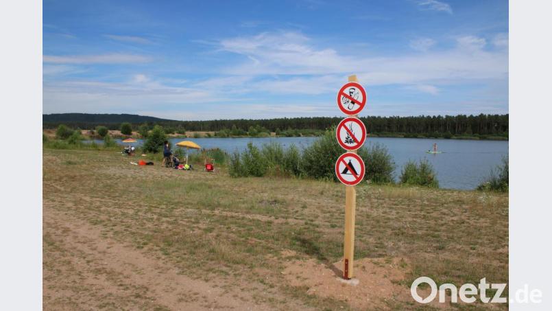 Keinen Müll wegwerfen, kein offenes Feuer, kein zelten: Die neu aufgestellten Schilder sollen für eine Sensibilisierung der Badegäste sorgen. Bild: sne