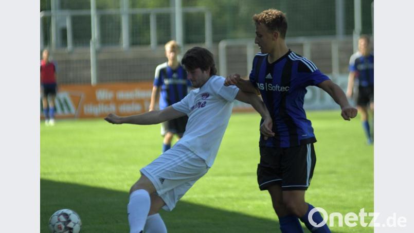 Jonas Heimerl (rechts), mittlerweile dreifacher Torschütze bei der SpVgg SV Weiden II, versucht Alexander Luff vom TSV Detag Wernberg das Leder abzunehmen. Nach dem souveränen Heimsieg gegen Wernberg geht es für den Aufsteiger zum noch sieglosen TuS Kastl. Bild: otr
