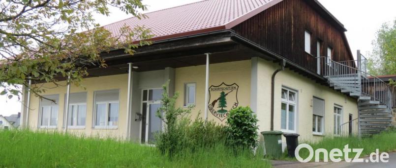 Hinter der Fassade des Oberviechtacher Schützenheims ist noch immer keine Ruhe eingekehrt. Nun wird ein neuer Anlauf in Sachen neue Vereinsführung unternommen. Bild: Köppl