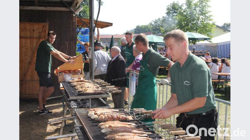 Der Duft von gegrilltem Fisch lag in der Luft. Die Mitglieder des Sportanglerbundes hatten alle Hände voll zu tun. Bild: ral