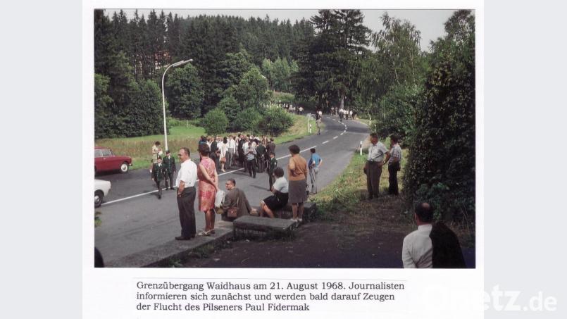 21. August 68, Grenzübergang Waidhaus. Journalisten informieren sich zunächst und werden bald darauf Zeugen der Flucht des Pilseners Paul Fidermak.
Bild: Wolfgang Scholz Bild: Wolfgang Scholz