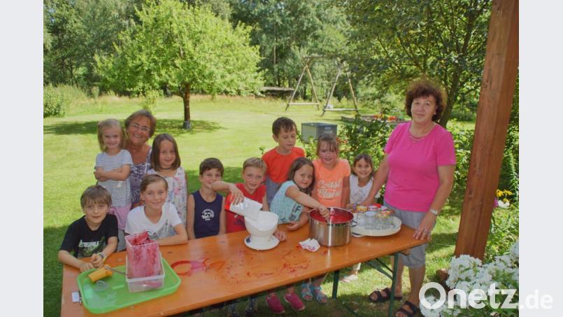Mit Eifer waren die kleinen Gartler mit Maria Sterr (rechts) und Monika Simon (Dritte von links) beim Marmelade-Einkochen dabei. Bild: mmj