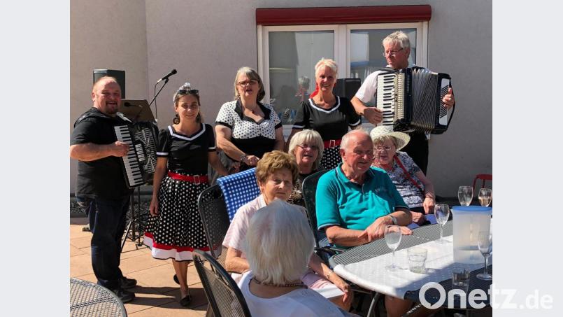 Passend gekleidet zum Motto feiern die Bewohner ihr Sommerfest. Bild: exb/St.-Michaels-Zentrum der Diakonie