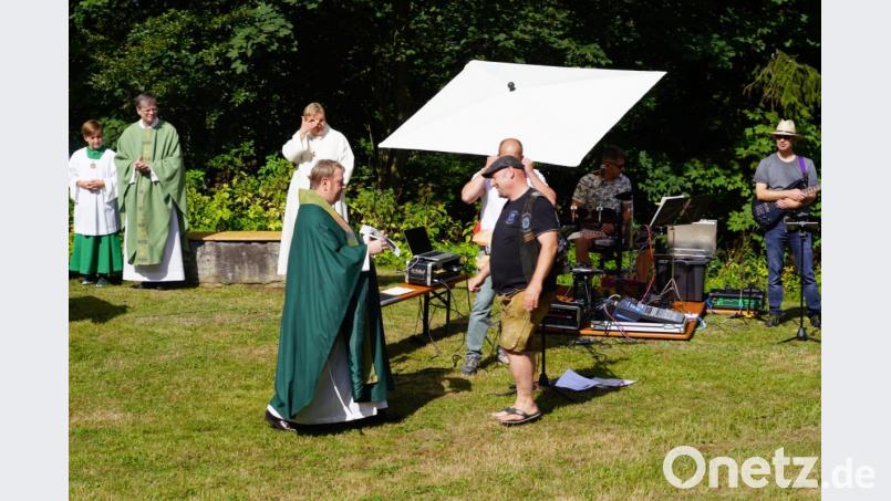 Motorradclubchef Marcus „Luky“ Lukas erhält vor dem Motorradgottesdienst auf dem Fahrenberg als Dank für die Spende von 500 Euro an den Kindergarten Tiefenbach eine Collage der Kinder. Bild: fvo