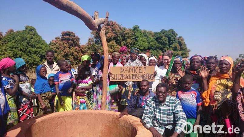 Bei einem der bestehenden Brunnen stellten sich schon mal Dorfbewohner zu einem Gruppenbild. Jetzt fehlt nur noch ein relativ kleiner Betrag zur Finanzierung eines neuen Brunnens. Bild: Gudrun Kahl (Mali-Hilfe)