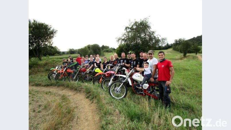 Ein Teil der Teams und der Organisatoren des 5. Mofa-Rennens. Bild: exb
