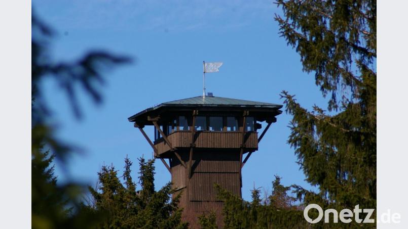 Auf den Böhmerwaldaussichtsturm führt eine Sommernachtswanderung der Feuerwehr Schönau. Bild: exb