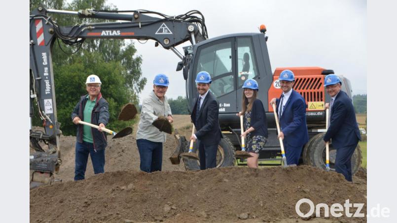 In Vertretung von Michael Töppel kam sein Vater Wolfgang mit Jürgen Schmidt von der Firma TS Wohnbau GmbH &amp; Co. KG sowie Andreas Karl, Theresa Gollwitzer, Daniel Schießlbauer und Vorstandsmitglied Werner Bäumler (von links) von der Raiffeisenbank Vohenstrauß zum Spatenstich für die Wohnanlage &quot;Sommerwiese&quot;, die im Jahr 2021 bezugsfertig sein wird. Bild: dob