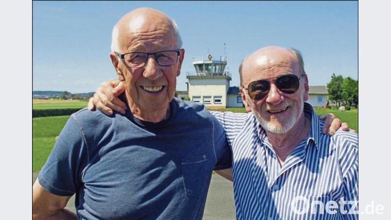 Hans Vogtmann (links) und Hans Bauer auf dem Flugplatz Speichersdorf. Bild: Peter Engelbrecht
