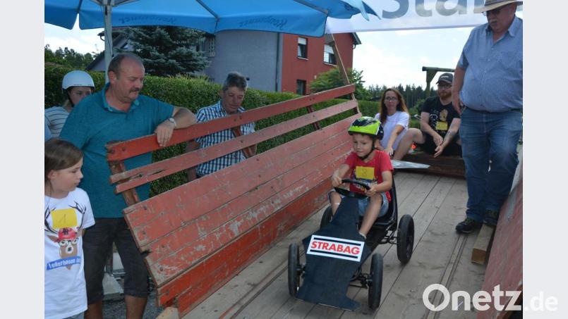 Von einer erhöhten Rampe aus es ging es auf die Strecke. Rechts im Bild Startleiter Dirk von Ameln. Bild: jr
