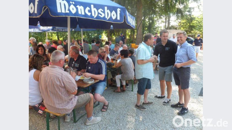 Landtagsabgeordneter Tobias Reiß (rechts) und Bürgermeisterkandidat und CSU-Vorsitzender Wolfgang Söllner im Gespräch beim CSU-Sommerfest. Bild: soj