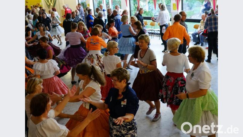 Alle Square-Dancer hatten in Waldershof ein gemeinsames Ziel: zusammen tanzen, Spaß haben und sich besser kennenlernen. Bild: abi