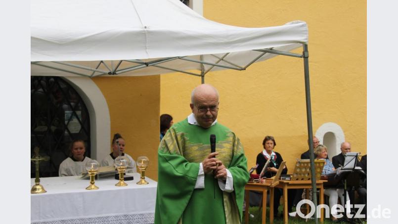 Pfarrer Robert Kratzer läutete mit einer Feldmesse das Hüttenfest am Sonntagmorgen ein und erinnert daran, dass Gott uns in einer Zeit mit vielen Veränderungen Halt gibt und auf unsere Fragen Antworten gibt.. "Es liegt an uns, Gott zu fragen, auf seine Antworten zu warten und diese auszuhalten und seine Schöpfung zu bewahren in der Erwartung, dass sein Sohn Jesus Christus zurückkommt", so Pfarrer Kratzter. Bild: ads
