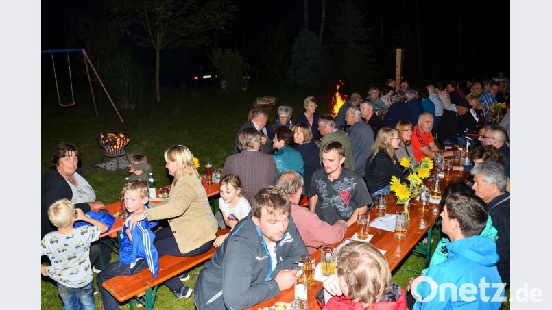 Lagerfeuer erhellen das nächtliche Spektakel, das der Zweigverein kurzfristig in sein Programm aufnahm. Bild: fjo