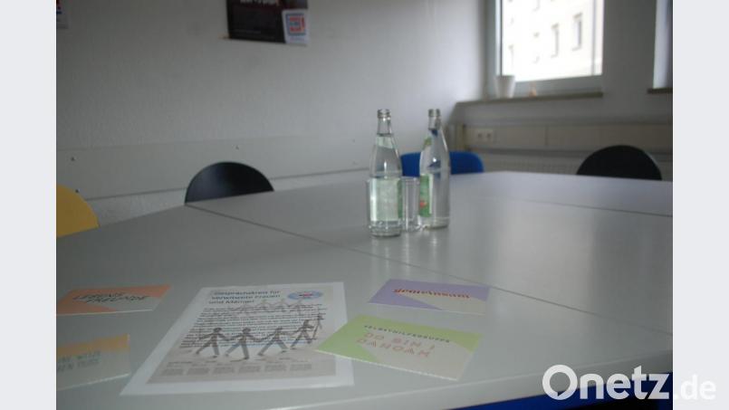 Ein Tisch, ein paar Stühle und viel Raum für Emotionen: In einem Zimmer der Regensburger Kontaktstelle KISS treffen sich verwitwete Menschen zum Austausch. Bild: gib