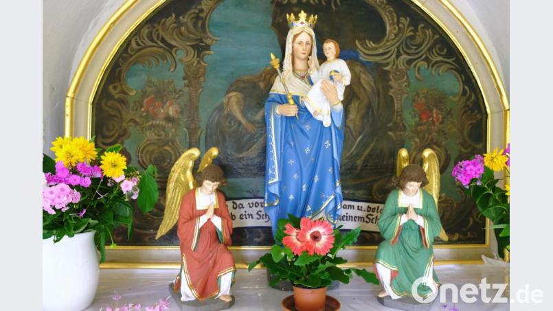 Die Mutter-Gottes-Statue in der Kapelle ist stets von frischem Blumenschmuck umgeben. &quot;Schutzpatron&quot; dafür ist seit 55 Jahren der 85-jährige Hubert Burger aus Ernstfeld. Bild: do