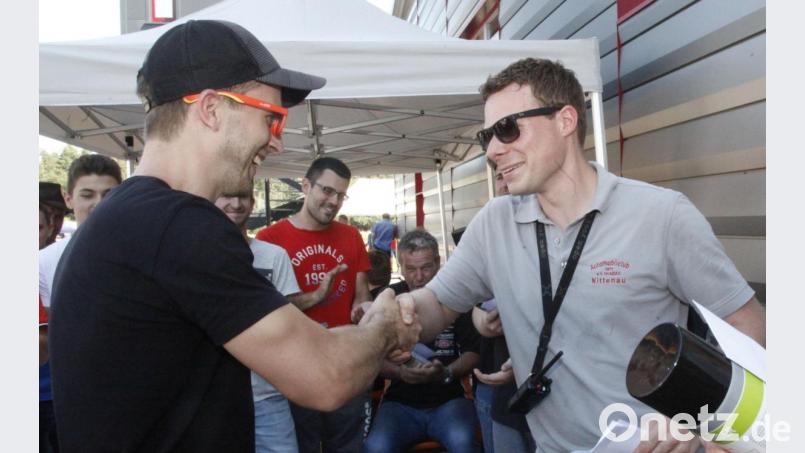 Rennleiter Christian Grassmann junior (rechts) beglückwünscht Simon Glasschröder (links) zum Sieg in der Klasse F8, die mit 36 Startern die stärkste Gruppe stellte. Der Polo-Fahrer vom MC Metten belegte in der Gesamtwertung den 15. Platz. Bild: Hirsch