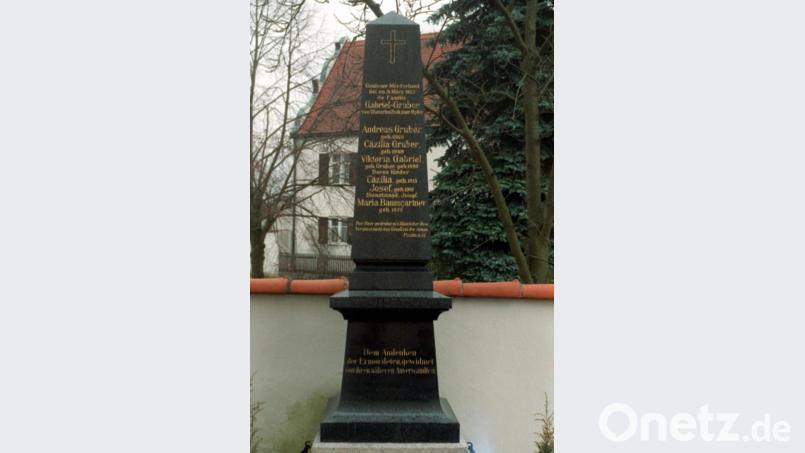 Der Gedenkstein auf dem Friedhof Waidhofen. Bild: Peter Leuschner/dpa