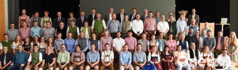 67 Frauen und Männer aus der halben Oberpfalz und darüber hinaus absolvierten ihre Ausbildung zum Landwirt. Zahlreiche Vertreter aus Politik, von Behörden, Unternehmen und Verbänden gratulieren dem Berufsnachwuchs bei der Freisprechungsfeier. Bild: bgm