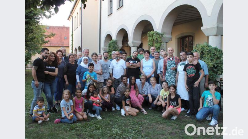 Einheimische und Flüchtlinge feiern gemeinsam im Pressather Pfarrgarten. Bild: lzk