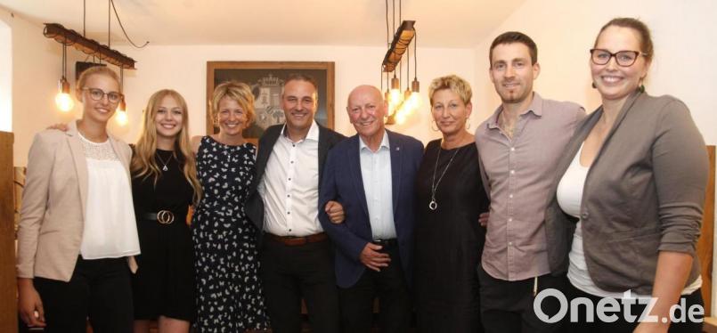 Herbert Rohrwild (Mitte) im Kreise seiner Familie: Zum 80. Geburtstag kamen die Glückwünsche von Karina, Franziska, Nicole und Thomas Rohrwild sowie Birgit, Daniel und Miriam Markgraf (von links). Bild: Hirsch