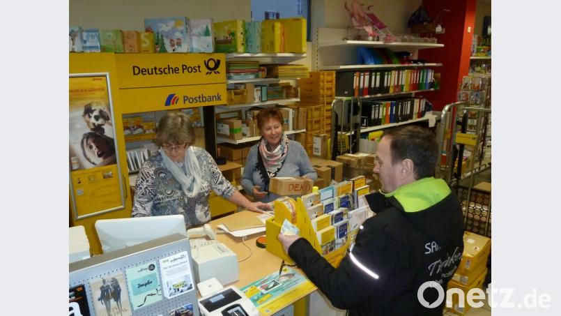 Die Postfiliale befindet sich seit 15 Jahren im Laden von Maria Biebl (Zweite von rechts). Die Pakete stapeln sich zwischen Spielwaren und Schuhen, während die Kunden die langen Öffnungszeiten sehr begrüßen. Bild: Portner