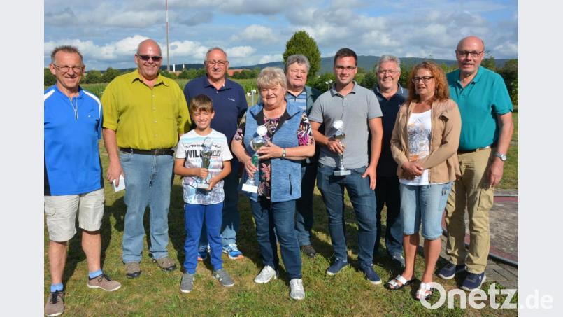 Rekordteilnahme beim traditionellen VdK-Minigolfturnier am Samstag auf der Anlage von Martin Weiß am Sibyllenbad. Unser Bild zeigt die besten Minigolfer, (von links) mit Manfred Ott, Bürgermeister Klaus Meyer, Paul Meyer, Kreisvorsitzenden Georg Brand, Siegerin Sieglinde Braunstein, Wolfgang Bruischütz, Alexander Stark, Dieter Frey, Ortsvorsitzende Andrea Gutwein und Albert Köstler Bild: jr